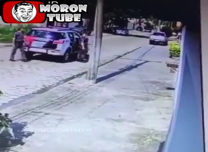 Video :A criminal severely mocks Brazilian police officers